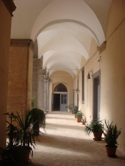Monastero di Orvieto. Scorcio del Chiostro.